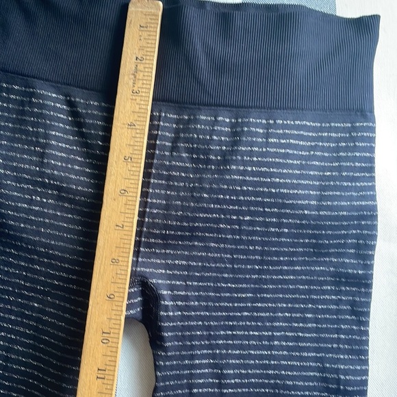 💥3/$12 Athleta Striped Metallic Leggings - Picture 3 of 4